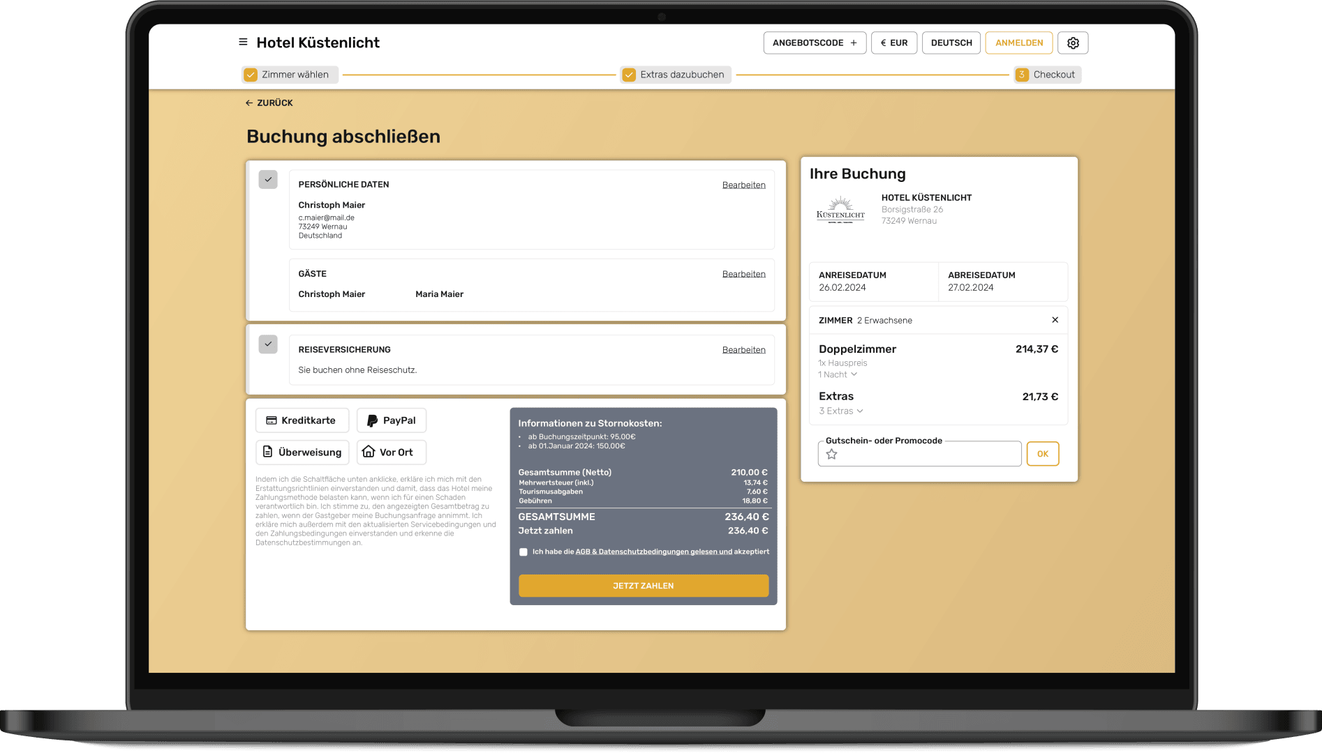 Auf einem Laptop-Bildschirm wird die Buchungsseite für das Hotel Küstenlicht angezeigt. Die Oberfläche zeigt Buchungsdetails, Gästenamen, Zahlungsoptionen, den Gesamtpreis und eine gelbe Schaltfläche "Jetzt bezahlen".