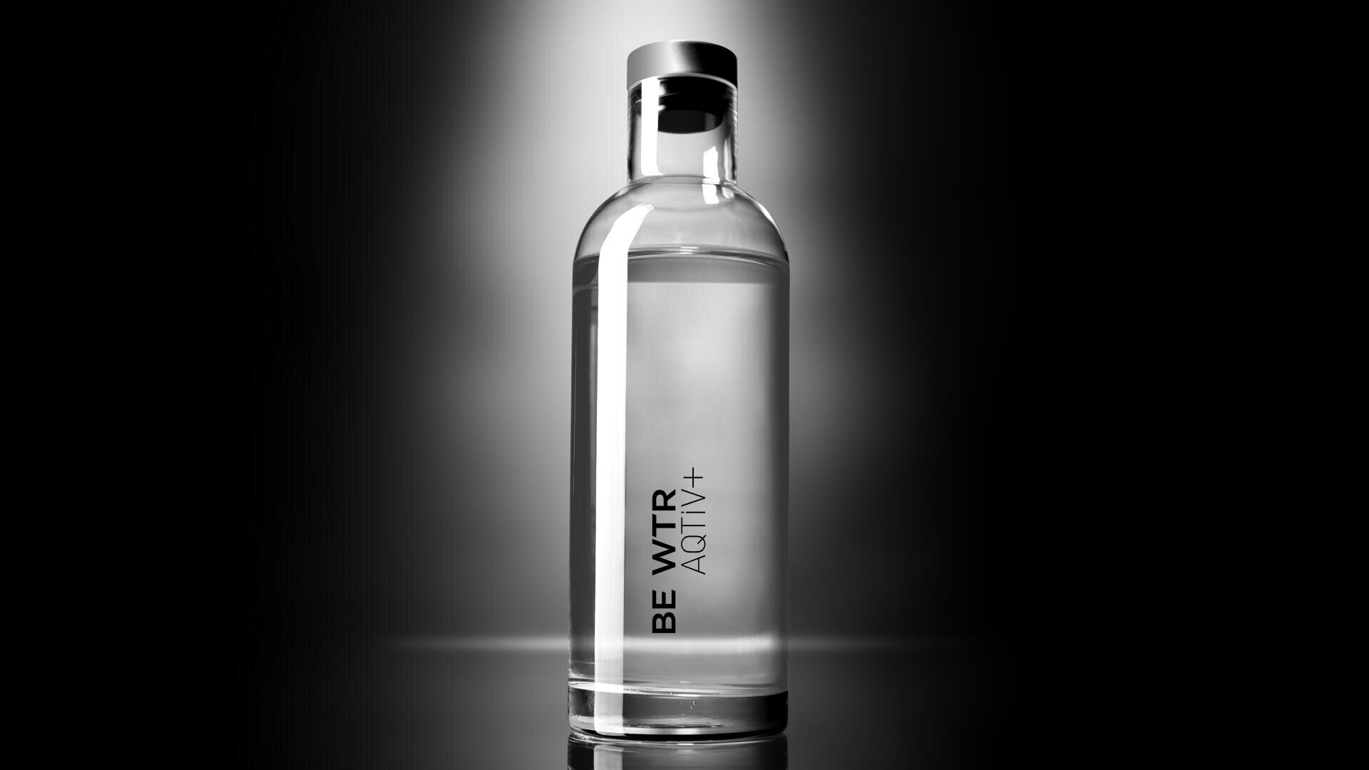 Eine klare Glaswasserflasche mit der Aufschrift BE WTR ACTIV+ steht aufrecht vor einem dunklen Hintergrund mit Farbverlauf und dramatischer Beleuchtung, die die Transparenz und die Reflexionen der Flasche hervorhebt.