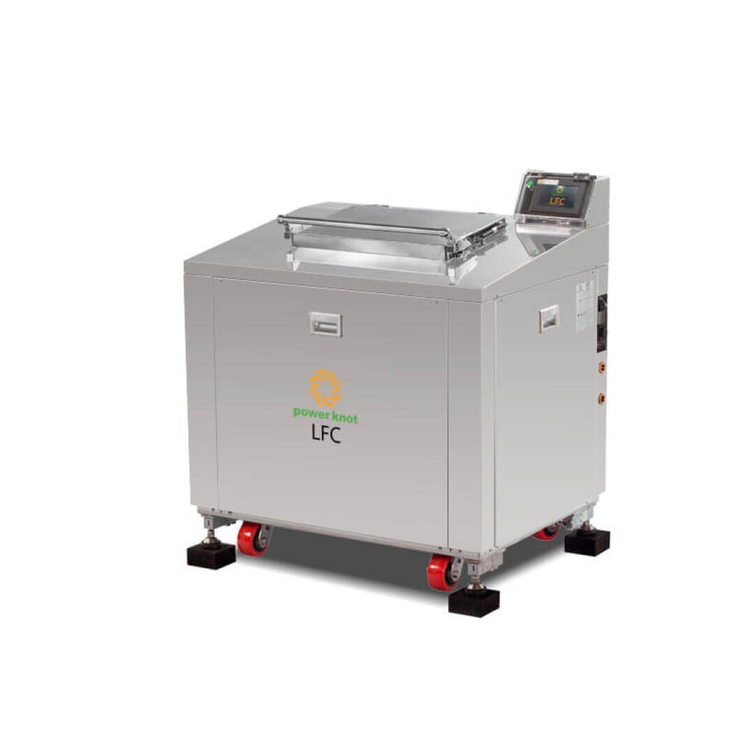 Ein Power Knot LFC Fermenter für Lebensmittelabfälle aus Edelstahl mit einem von oben zu befüllenden Deckel, einem Bedienfeld, einem Display und roten Lenkrollen auf weißem Hintergrund.