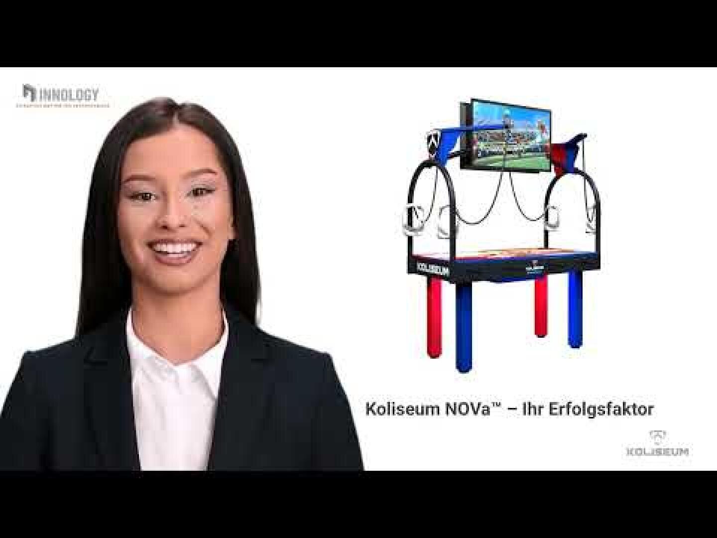 Eine Frau im Anzug lächelt neben dem Bild eines digitalen Kickertisches mit Bildschirmen. Der deutsche Text darunter lautet: "Koliseum NOVA™-Ihr Erfolgsfaktor". In den Ecken erscheinen die Logos von Koliseum und Innology.