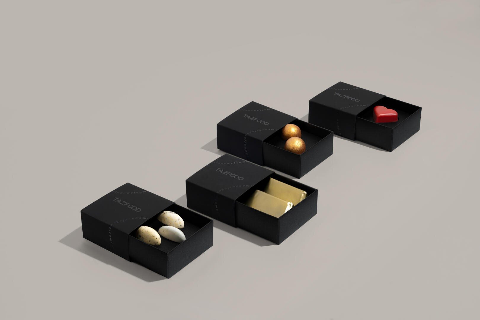 Vier schwarze Geschenkschachteln, von denen jede teilweise geöffnet ist, um einen anderen Inhalt zu enthüllen: weiße ovale Gegenstände, in Gold verpackte Quadrate, goldene Kugeln und ein einzelner roter herzförmiger Gegenstand, alle auf neutralem Hintergrund.