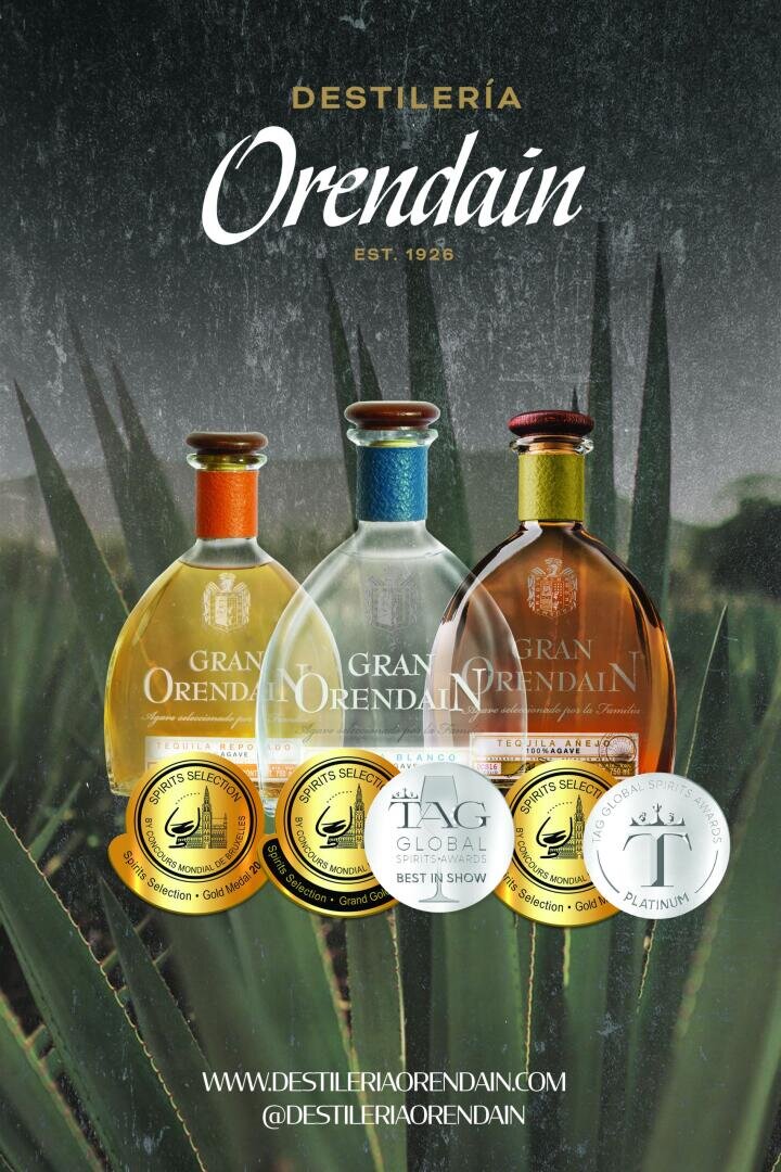 Vier Gran Orendain Tequila-Flaschen stehen nebeneinander vor Agavenpflanzen, darunter jeweils eine Medaille. Der Hintergrund ist strukturiert und der Text zeigt den Namen und die Website der Destillerie.
