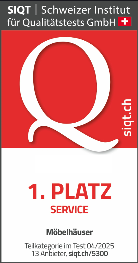 Auszeichnungsplakette des SIQT (Schweizer Institut für Qualitätstests GmbH) mit großem Q und Text: 1. Platz Service Möbelhäuser, Teilkategorie im Test 04/2025, 13 Anbieter, siqt.ch/5300.