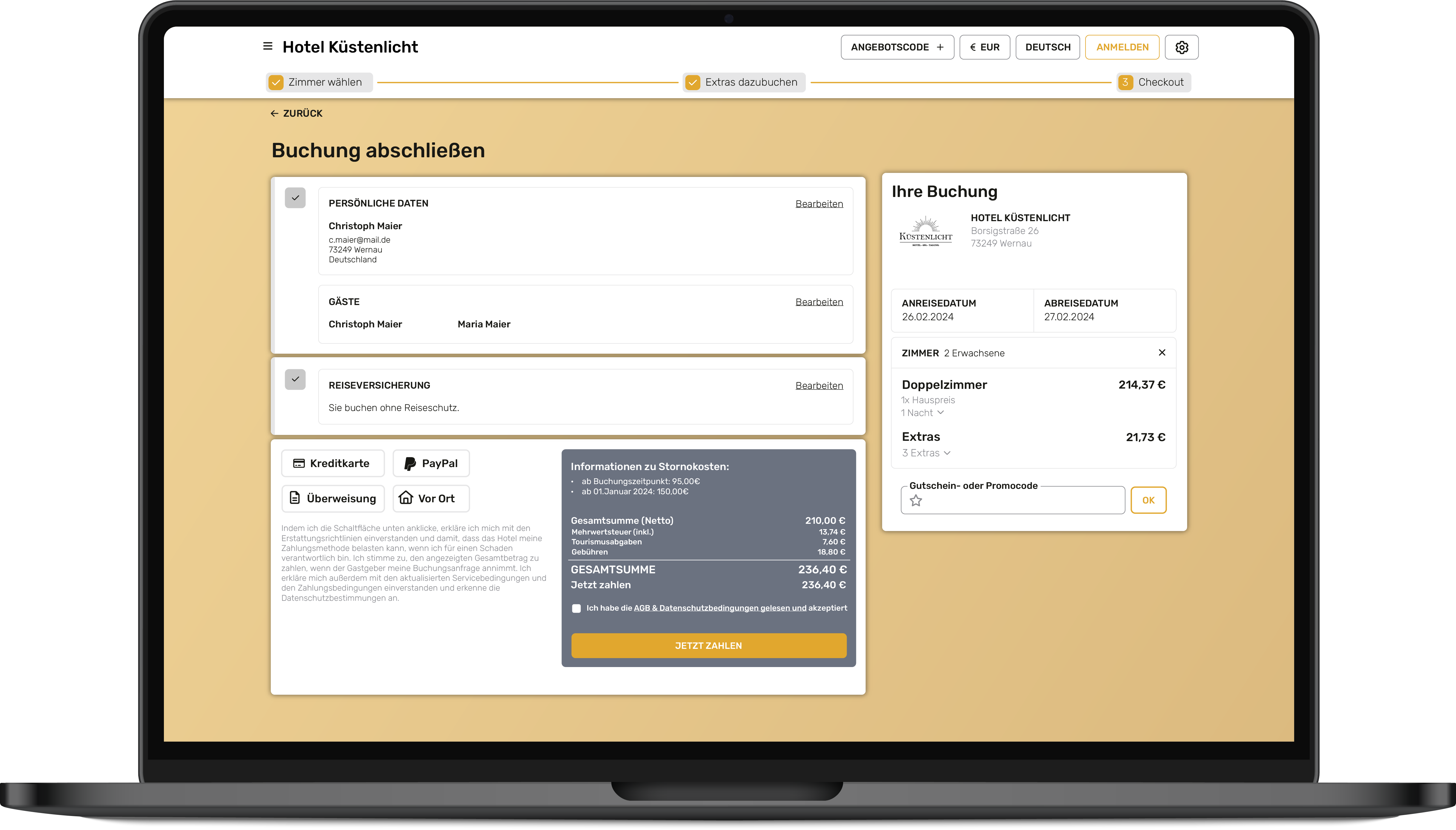 Un écran d'ordinateur portable affiche une page d'aperçu de réservation d'hôtel en français avec les données des clients, le choix des chambres, les options de paiement et le coût total. L'interface est dans les tons blanc, jaune et gris, avec les informations de réservation au centre.