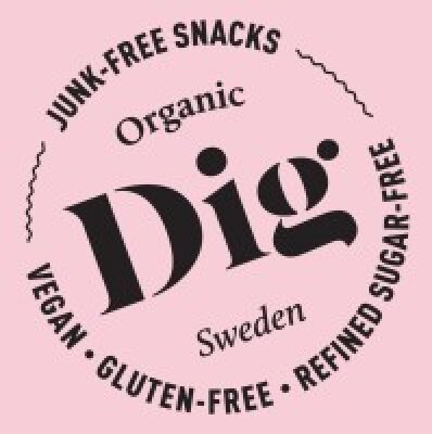 Kreisförmige Plakette auf rosa Hintergrund mit Text: JUNK-FREE SNACKS, Organic Dig Sweden, VEGAN, GLUTENFREI und REFINED SUGAR-FREI.