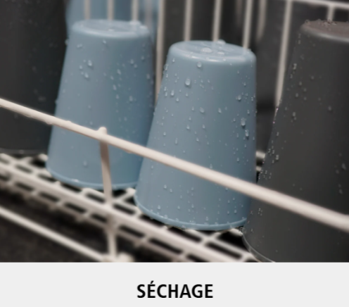 Plusieurs gobelets en plastique placés à l'envers dans un panier de lave-vaisselle, avec des gouttes d'eau visibles. Le mot "SÉCHAGE" apparaît en bas.
