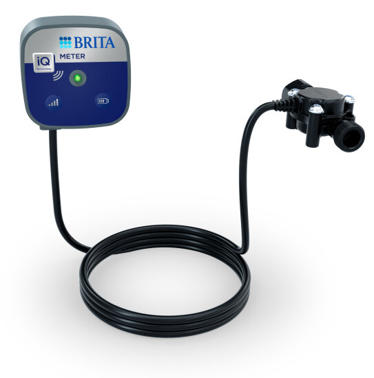 Un moniteur de filtre à eau Brita iQ Meter avec un écran numérique, des voyants lumineux et un capteur connecté sur un long câble noir, conçu pour suivre l'utilisation du filtre à eau.