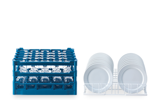 Un support en verre bleu avec plusieurs verres transparents est placé à côté d'un support en fil blanc avec une rangée d'assiettes blanches, tous deux sur un fond blanc.