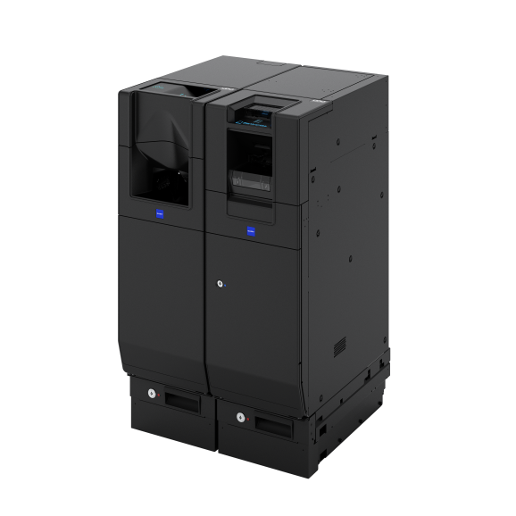 Ein schwarzer, rechteckiger Cash-Recycling-Automat mit zwei Fächern, digitalen Anzeigetafeln und Schlitzen für die Bargeldbearbeitung auf einem schlichten weißen Hintergrund.
