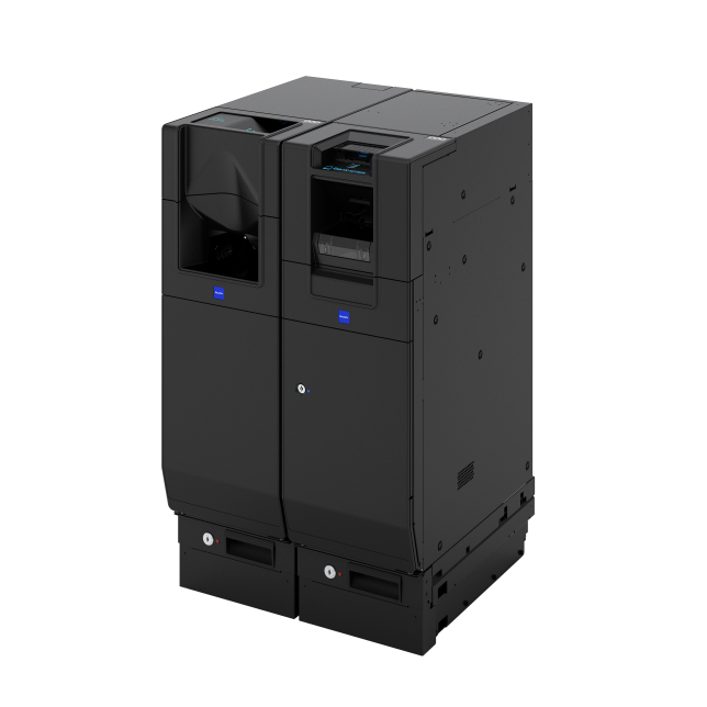 Ein schwarzer, rechteckiger Cash-Recycling-Automat mit zwei nebeneinander liegenden Fächern, die jeweils ein Bedienfeld und einen Schlitz für Bargeldtransaktionen aufweisen, steht auf einem weißen Hintergrund.