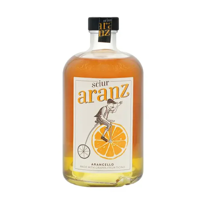 Une bouteille de Sciur Aranz Arancello avec une étiquette représentant un homme qui roule sur un vélo à grande roue, dont la roue avant est une grande tranche d'orange. La bouteille contient un liquide de couleur ambrée.