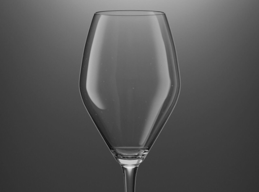 Un verre à vin vide et transparent avec un long pied est centré sur un fond gris dégradé uni.