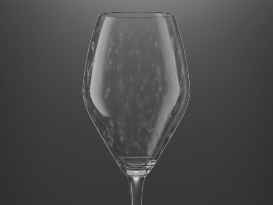 Un verre à vin dont la surface présente des taches et des stries d'eau visibles, sur un fond gris foncé uni.