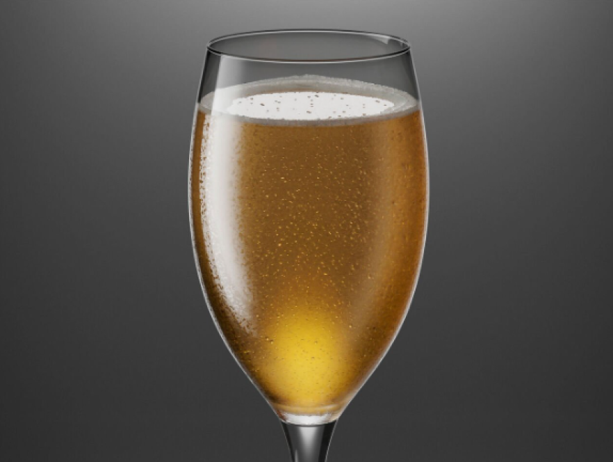Gros plan d'un verre rempli de vin mousseux ou de champagne doré, montrant des bulles remontant à la surface sur un fond gris foncé.