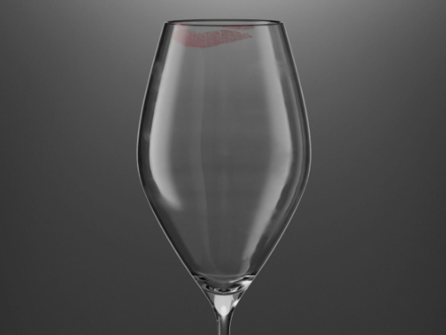 Un verre à vin transparent avec une marque de rouge à lèvres rouge visible sur le bord, sur un fond gris uni.