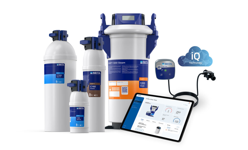 Un ensemble de produits de filtration d'eau BRITA, comprenant des cartouches filtrantes, un système de filtration, un panneau de commande numérique et une tablette affichant les données du système, accompagnés d'une icône iQ Technology Cloud.