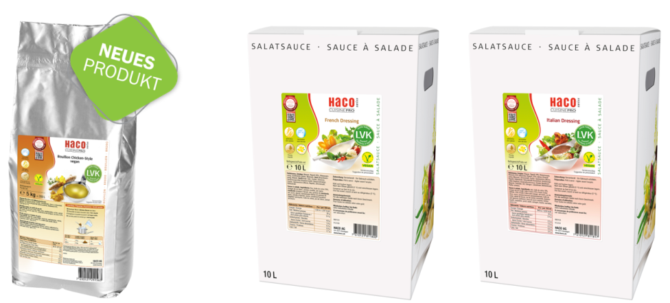 Drei Behälter mit HACO-Salatdressing: ein silberner Beutel mit grünem NEUES PRODUKT-Etikett auf der linken Seite und zwei weiße 10-Liter-Schachteln mit Salatbildern und Produktangaben auf der rechten Seite.