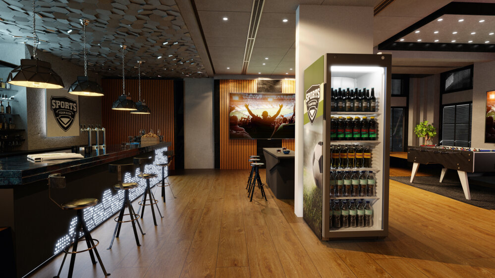 Un bar sportif moderne avec un sol en bois, un long comptoir avec des tabourets, un logo sportif éclairé, un réfrigérateur avec des boissons, une table de baby-foot et une grande fresque murale avec des supporters en liesse sur le mur.