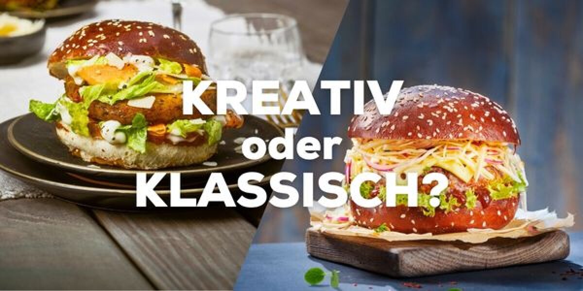 Zwei Burger auf Tellern werden nebeneinander gezeigt, durch eine diagonale Linie getrennt. Der linke Burger wirkt mit seinen einzigartigen Toppings kreativ, während der rechte Burger eher klassisch wirkt. Der darüber gelegte Text lautet: KREATIV oder KLASSISCH?.