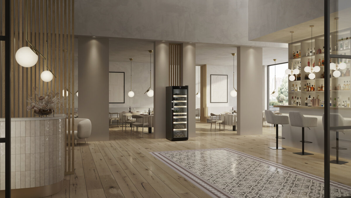 Modernes, elegantes Restaurantinterieur mit hellen Holzböden, neutralen Tönen, runden Pendelleuchten, einem gemusterten Teppich, Esstischen, einer voll ausgestatteten Bar mit Hockern und einem hohen Weinkühlschrank mit Glasfront in der Mitte.