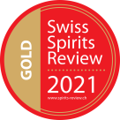 Insigne circulaire rouge et or avec le texte Swiss Spirits Review 2021 et GOLD sur une bande dorée. Le site web www.spirits-review.ch est également inclus.