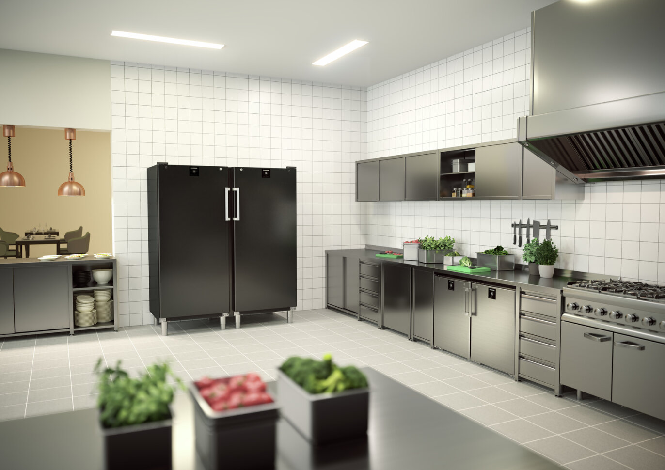 Eine moderne Großküche mit Geräten und Theken aus rostfreiem Stahl, einem großen zweitürigen Kühlschrank, einem Herd mit Entlüftung und verschiedenen frischen Zutaten an Arbeitsplätzen. Weiß geflieste Wände und grau gefliester Boden.