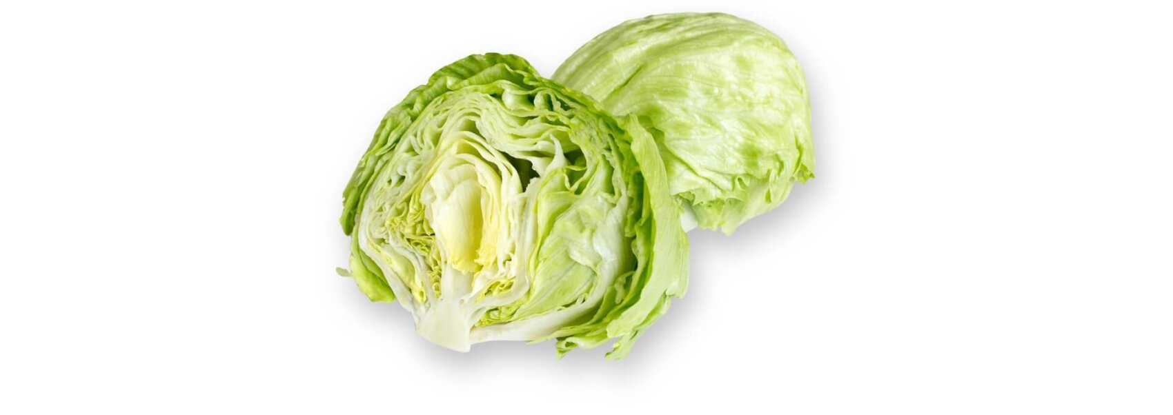 Une tête entière de laitue iceberg à côté d'une demi-pomme de laitue iceberg, montrant les feuilles vert pâle et densément stratifiées à l'intérieur, sur fond blanc.
