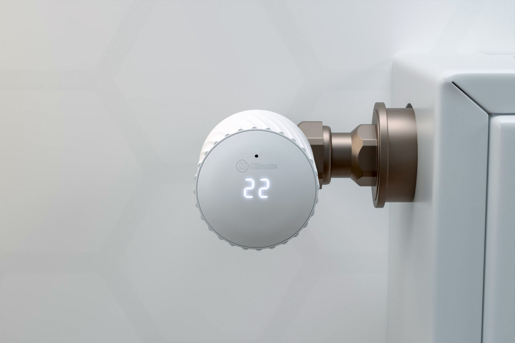 An einem weißen Heizkörper ist ein intelligentes Thermostat mit digitaler Anzeige angebracht, das die auf 22 °C eingestellte Temperatur anzeigt. Der Hintergrund ist einfarbig und hell gefärbt.
